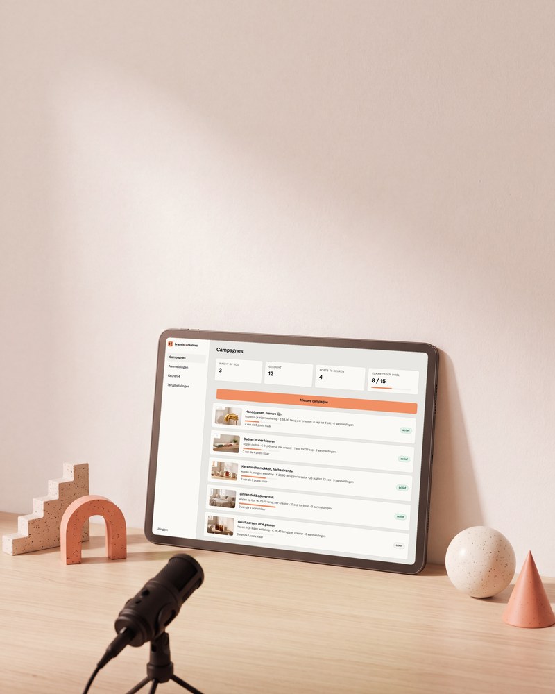 Een tablet op een bureau met het campagne-overzicht uit het product
