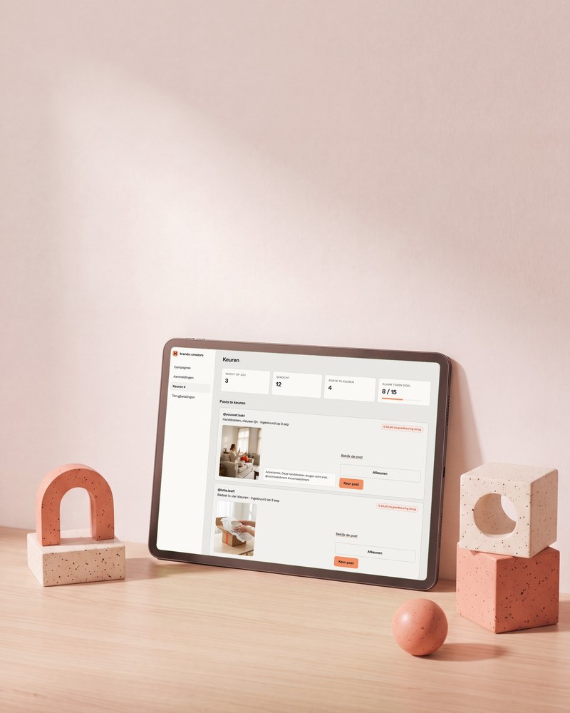 Een tablet op een bureau met het keurscherm uit het product